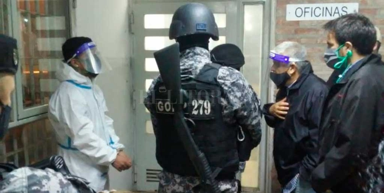 Cárcel de Piñero: un interno con coronavirus tomó de rehén a un agente penitenciario 