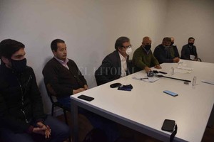 Guillermo Di Salvatore Legisladores de distintos sectores políticos presentaron públicamente el reclamo judicial para que se disponga la veda pesquera en la provincia de Santa Fe.