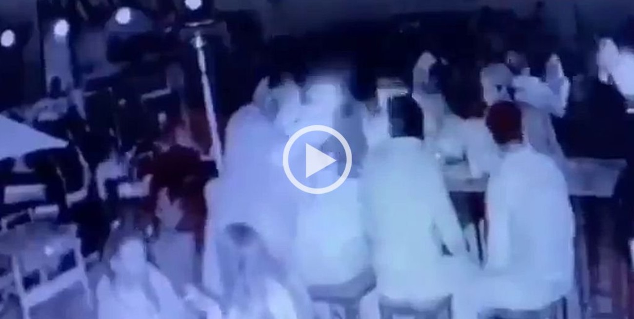 Video: una joven murió y ocho personas resultaron heridas tras una explosión en un bar