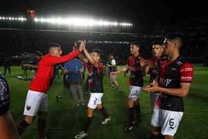 ELLITORAL_227173 |  Pablo Aguirre Emanuel Olivera, en el costado derecho de la foto, observa el saludo de Toledo y Chancalay apenas terminado el partido del viernes. Misión cumplida para el ex Boca Unidos, que jugó un gran partido ante River.