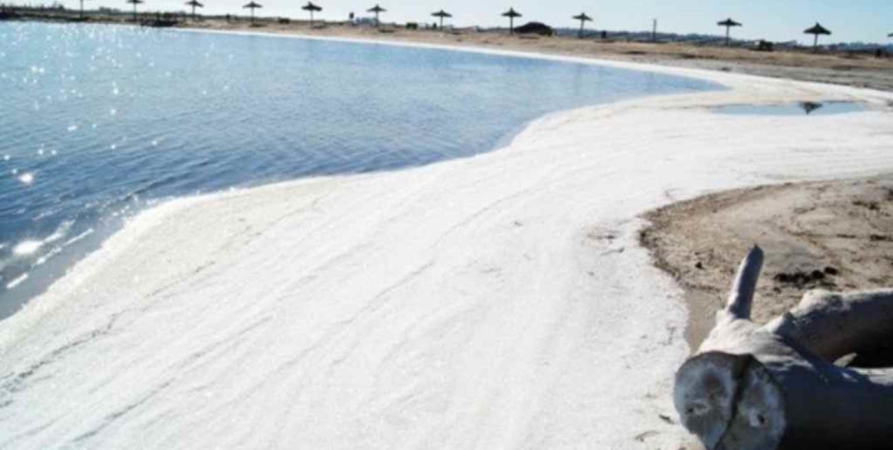 El fenómeno de "nieve salada" volvió a aparecer en el lago Epecuén 