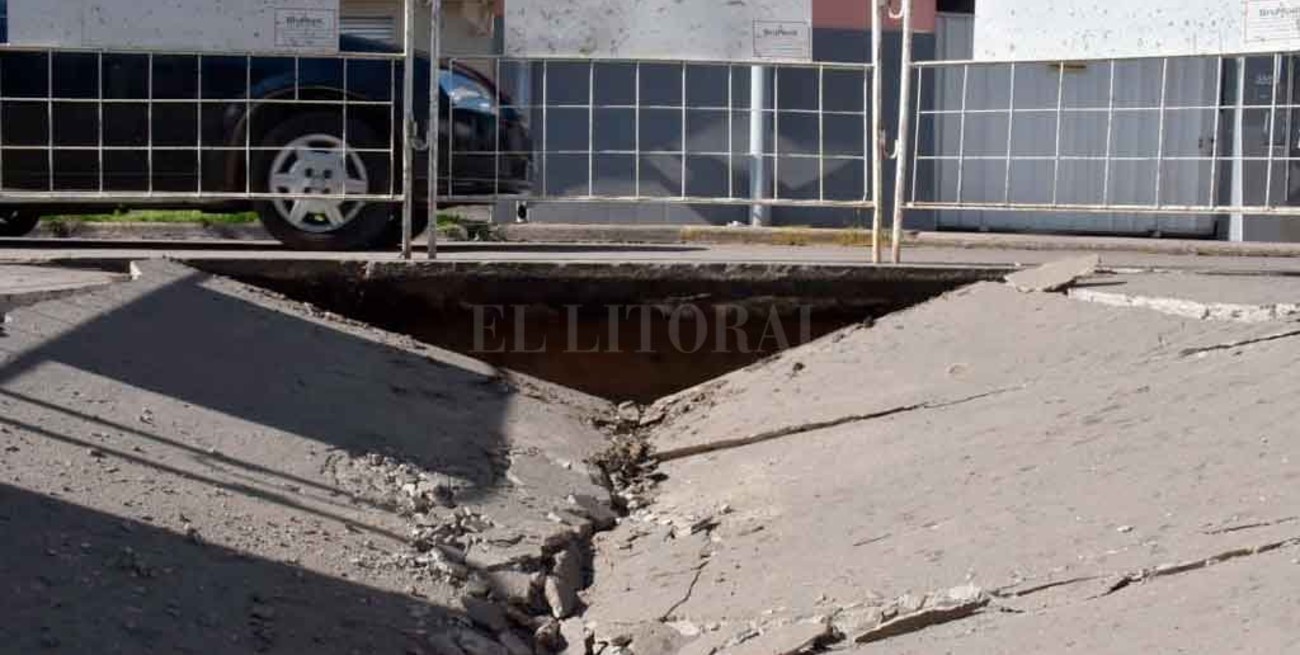 Se hundió el asfalto en calle Urquiza