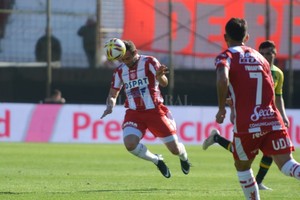 ELLITORAL_249425 |  Luis Cetraro Fue marcador de punta y también central. Claudio Corvalán cumplió, jugó 11 partidos en la última Superliga y es un jugador útil para Madelón. Seguirá un año más.