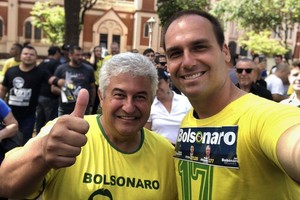 ELLITORAL_225428 |  Twitter El popular hijo de Jait Bolsonaro, Eduardo Bolsonaro, junto con un astronauta brasileño en una feria el 3 de octubre.
