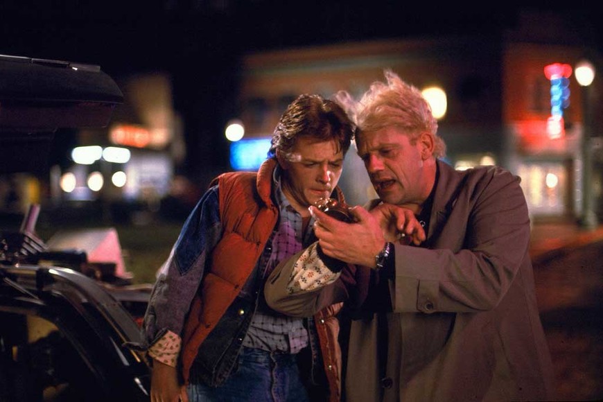 ELLITORAL_311450 |  Gentileza Marty McFly y el  Doc  Emmet Brown en 1955, planeando la vuelta al presente (futuro)