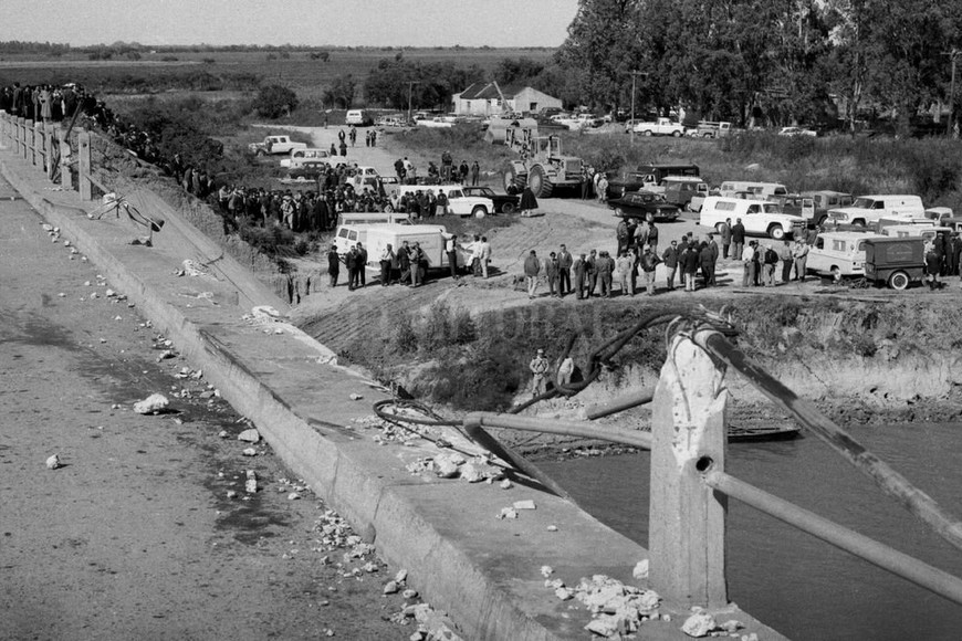 ELLITORAL_240449 |  Archivo Presentación. El libro  El puente de las ánimas. La tragedia de Arroyo Leyes y la historia de los sobrevivientes  (Ed. Modesto Rimba, 130 pág.), de Gustavo Farabollini, será presentado el 22 de marzo, a las 20, en el salón de UPCN Santa Fe, de Rivadavia y Tucumán. En la foto, el día del accidente.