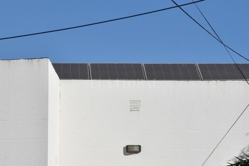 ELLITORAL_253312 |  Luis Cetraro Calefacción. Como en el barrio no tienen gas natural, gracias al ahorro pueden utilizar varios aire acondicionados para calefaccionar.