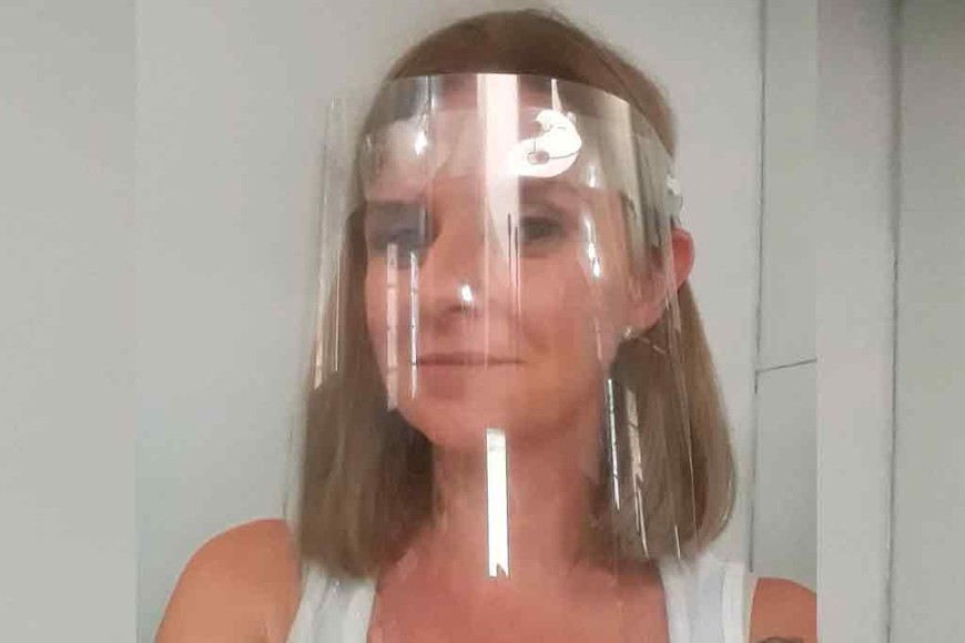 ELLITORAL_295758 |  Gentileza. Carolina Salvatelli ya ensaya cómo podría protegerse cuando pueda volver a trabajar.