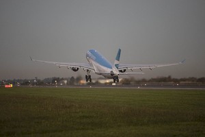 ELLITORAL_296972 |  Xinhua (200418) -- EZEIZA, 18 abril, 2020 (Xinhua) -- Imagen del 17 de abril de 2020 de un avión Airbus 330-200 de Aerolíneas Argentinas despegando desde la pista de la Terminal C del Aeropuerto Internacional Ministro Pistarini, en la ciudad de Ezeiza, Argentina. Argentina y China concretaron el sábado un histórico "puente aéreo", por el cual suministros médicos chinos arribaron a Buenos Aires para combatir la enfermedad causada por el nuevo coronavirus (COVID-19), una muestra más de la amistad y cooperación que existe entre ambos países. Un segundo avión partió la tarde del viernes desde Argentina, con destino a la ciudad china de Shanghai, y prevé regresar el próximo martes también con unas 13 toneladas de productos. (Xinhua/Martín Zabala) (mz) (ra) (da) (dp)