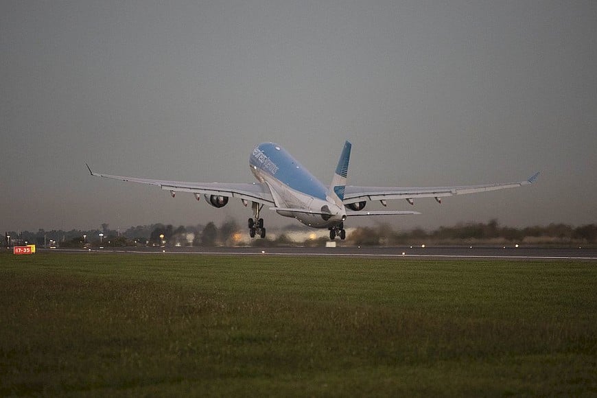ELLITORAL_296972 | Xinhua (200418) -- EZEIZA, 18 abril, 2020 (Xinhua) -- Imagen del 17 de abril de 2020 de un avión Airbus 330-200 de Aerolíneas Argentinas despegando desde la pista de la Terminal C del Aeropuerto Internacional Ministro Pistarini, en la ciudad de Ezeiza, Argentina. Argentina y China concretaron el sábado un histórico "puente aéreo", por el cual suministros médicos chinos arribaron a Buenos Aires para combatir la enfermedad causada por el nuevo coronavirus (COVID-19), una muestra más de la amistad y cooperación que existe entre ambos países. Un segundo avión partió la tarde del viernes desde Argentina, con destino a la ciudad china de Shanghai, y prevé regresar el próximo martes también con unas 13 toneladas de productos. (Xinhua/Martín Zabala) (mz) (ra) (da) (dp)