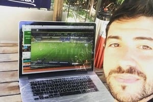 ELLITORAL_292997 |  Gentileza El editor de videos. Bruno Olivetto, con su computadora y el mate, trabajando en el Hotel de Campo Colón, donde es parte de la cuarentena del cuerpo técnico de Eduardo Domínguez. La incorporación de la tecnología es determinante para el monitoreo que hace el  Barba  de los players sabaleros.