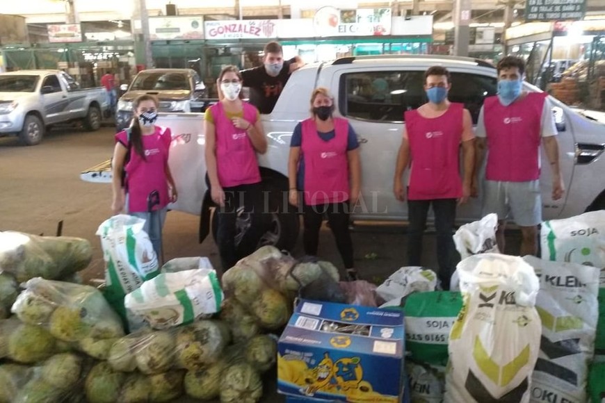 ELLITORAL_307562 |  Gentileza Basfe Sin pausa. Los voluntarios del Banco de Alimentos continúan con su noble tarea, a pesar de las complicaciones que impone la pandemia.