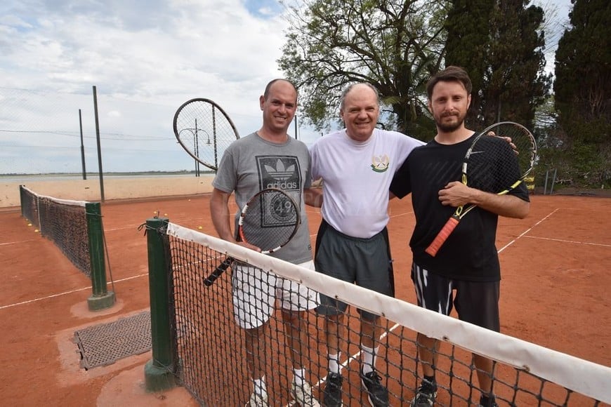 ELLITORAL_331975 |  Manuel Fabatia Fernando Dalla Fontana junto a Sebastián Galbucera y Emiliano Desmonts, los tres responsables de la escuela de tenis del Santa Fe Lawn Tenis.