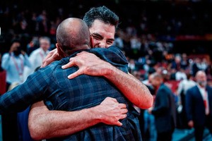 ELLITORAL_262379 |  FIBA Abrazo eterno de amigos. Ginóbili entró a la cancha y saludó al capitán argentino, Luis Scola.