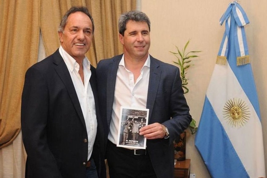 ELLITORAL_224747 |  Télam. Reaparición. Scioli con Uñac. El ex gobernador de Buenos Aires y actual diputado nacional, Daniel Scioli, participó este sábado por la noche de un encuentro con el gobernador de San Juan, Sergio Uñac. Fue una de sus primeras actividades políticas en público tras varios meses de muy bajo perfil, y en la previa de un año electoral. El escenario para la foto fue la Copa de Futsal  Givova 2018 , que se disputa en esa provincia, donde Scioli abundó en elogios sobre la figura del mandatario. El ex candidato presidencial también participó de una reunión en la sede de la gobernación de la provincia, a la que se sumó José Luis Gioja. Esta semana Scioli también se había dejado ver en la cena por el 17 aniversario del Movimiento Productivo Argentino, a la que asistieron desde figuras del peronismo como Eduardo Duhalde y Felipe Solá, hasta el dirigente de la UCR, Ricardo Alfonsín.