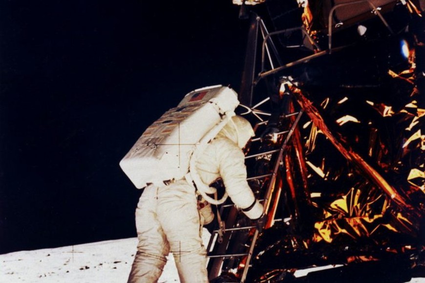 ELLITORAL_314636 |  Gentileza Aldrin, fotografiado por Armstrong, mientras baja las escaleras del Módulo Lunar  Eagle . Mientras, que 600 millones de espectadores tuvo la transmisión televisiva en vivo desde la Luna.