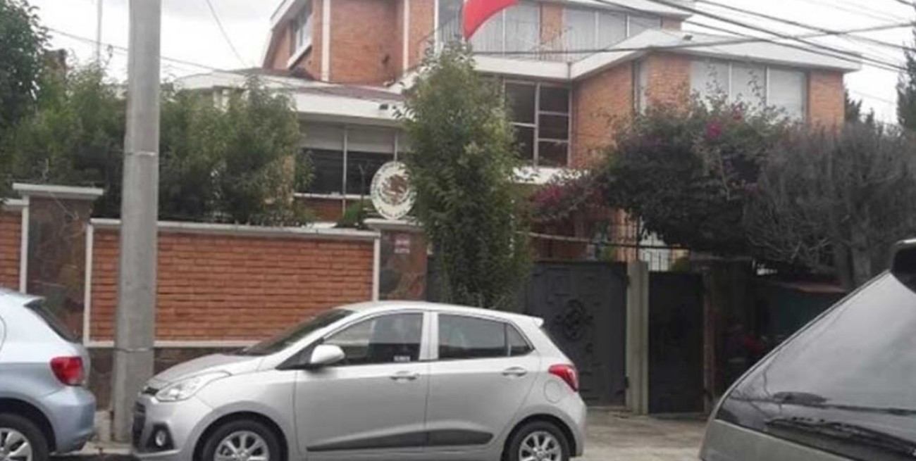 Unos 30 funcionarios del gobierno de Evo se refugian en la embajada de México 