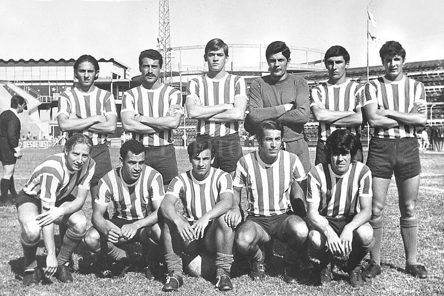 ELLITORAL_306225 |  Archivo El Litoral Un equipo de Unión de la década del 70. Abajo, sentado arriba de la pelota está César Toyé y a su izquierda Luis Fredes. Sus hermanos, también jugaron en Unión. Al lado de Fredes está el  Loco  Mendoza, recientemente se festejó un aniversario de una de las Libertadores ganada por Independiente, con un gol suyo.