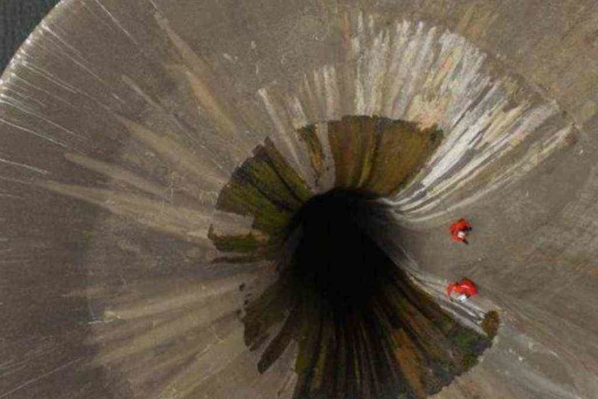 ELLITORAL_322589 |  Gentileza Especialistas trabajan en el procedimiento del rescate de la piedra y el análisis de daños.