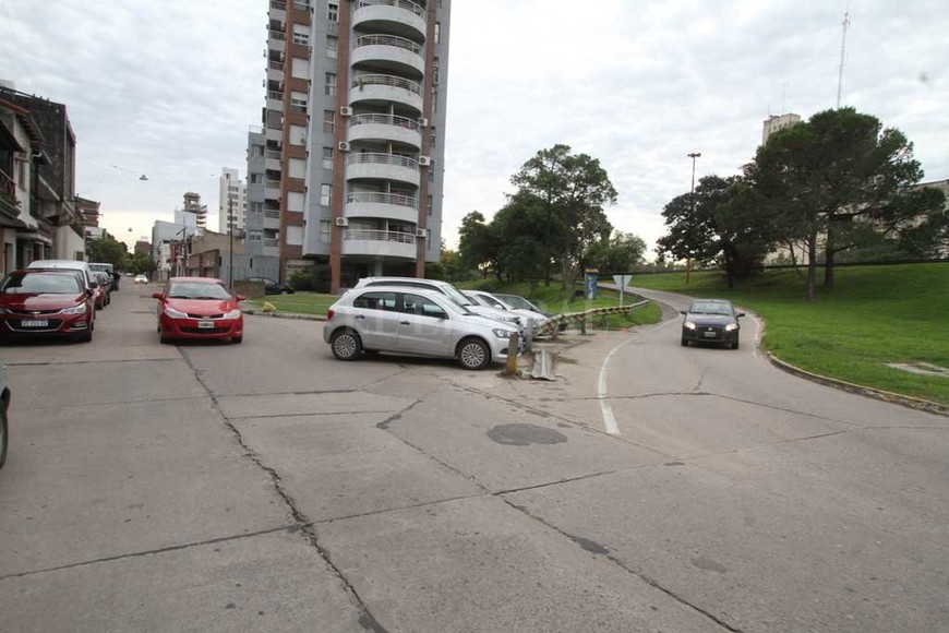 ELLITORAL_211508 |  Guillermo Di Salvatore Cruz Roja y 3 de Febrero. Algún conductor pionero imaginó  dársenas para estacionar en este pequeño triángulo y el resto lo siguió.