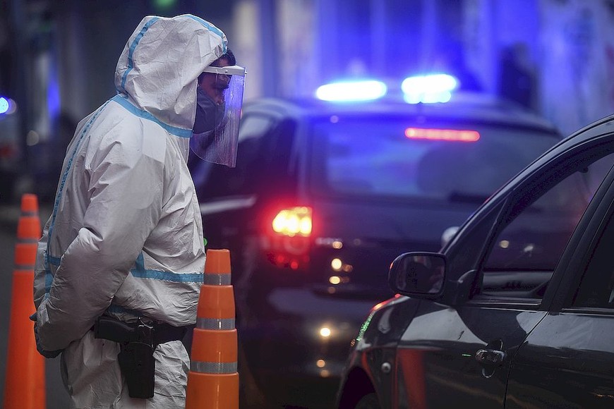 ELLITORAL_313152 |  Télam Buenos Aires: Con protocolos sanitarios estrictos  por la pandemis de coronavirus,  personal de fuerzas de Seguridad realizan controles a vehículos, en Puente Saavedra   para verificar permisos de circulación. Foto: Ramiro Gomez