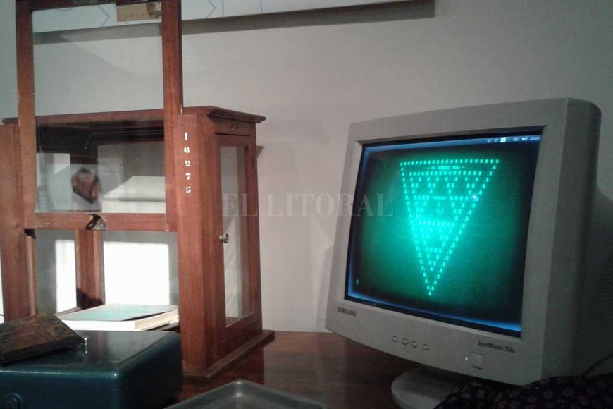 ELLITORAL_248721 |  El Litoral El viejo monitor mandaba señales de la  hermandad  que resguarda el gran descubrimiento (todo ficcionado). Los participantes estaban atentos a los mensajes.