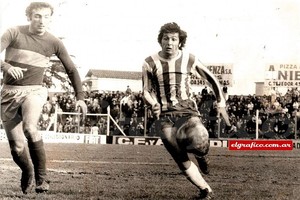 Gentileza Revista El Gráfico La imagen de Juanchi Taverna en un mano a mano con Rogel. Después, el goleador de Banfield jugó en el Boca del Toto Lorenzo.