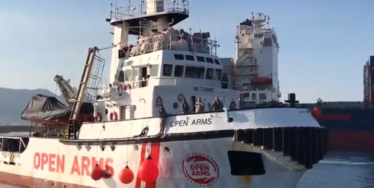 Tras se rechazado por Italia, barco con 87 migrantes llega a España
