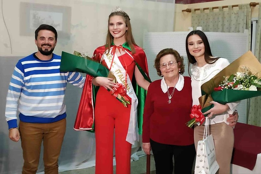 ELLITORAL_280970 |  Gentileza Beatriz Gamboa y Federico Walker (presidenta y vice de la Asociación Italiana) con la Reina de la institución.