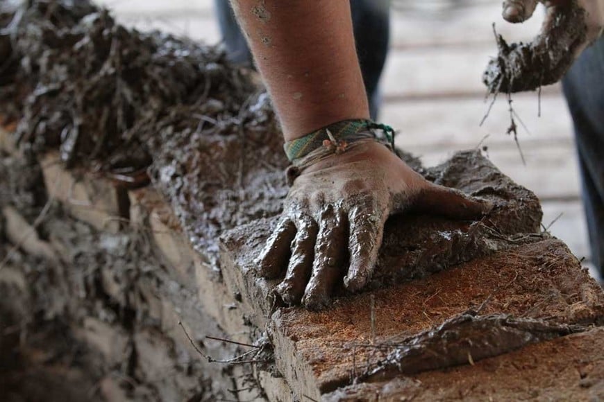 ELLITORAL_261536 |  Pablo Aguirre La mezcla de barro, arena, paja y agua, se aplica directamente con las manos.