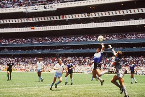 ELLITORAL_305539 |  Archivo Si no hubiera sido por él. La FOTO muestra el preciso instante en que Maradona anticipa A Shilton con su puño izquierdo sobre la cabeza para marcar el primer gol contra Inglaterra en cuartos de final del Mundial México ?86. La pelota cayó ahí tras el rechazo de Sansom para robarle la pelota A Valdano.