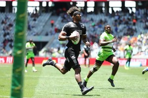 Gentileza WR Neozelandeses y sudafricanos, protagonizando una de las semifinales del Seven de Cape Town, donde se puso en marcha el presente circuito mundial de la especialidad.