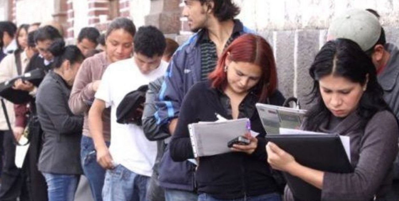 Chile: largas filas para anotarse en los seguros de desempleo
