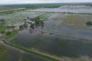 Archivo El Litoral El diluvio que inundó los campos del noroeste de Santa Fe, lentamente escurre hacia el sur a través de los Bajos Submeridionales y la cuenca del Salado.