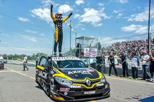 El Litoral Santafesino de Las Parejas. Facundo Ardusso, en uno de sus tantos festejos arriba del techo de su coche.