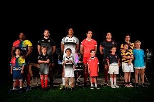 ELLITORAL_273436 |  Gentileza SLAR La primera foto. Fue protagonizada por un jugador en representación de cada franquicia: Tomás Cubilla (Los Ceibos), Arthur Bergo (Corinthians), Manuel Montero (Olimpia), Ignacio Silva (Selknam), Santiago Arata (Peñarol) y Carlos Angulo (Cafeteros).