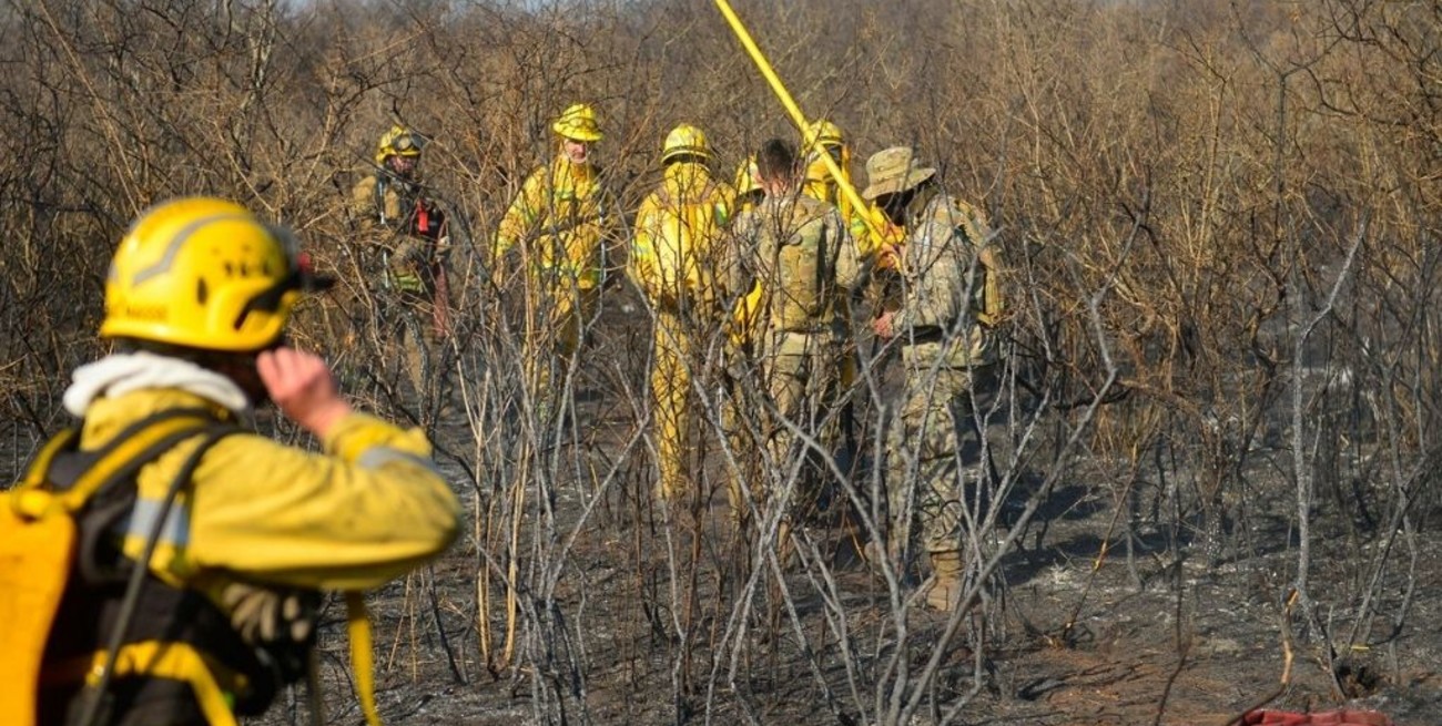 Dos focos de incendio son combatidos por bomberos voluntarios en las sierras de Córdoba
