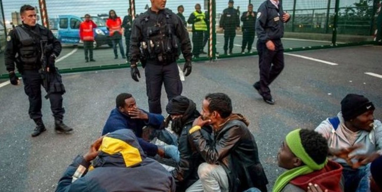Reino Unido y Francia evalúan medidas para impedir el cruce de migrantes en el Canal de la Mancha