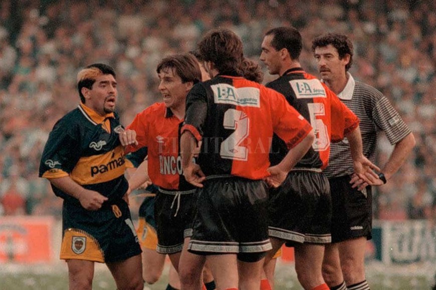 ELLITORAL_244854 |  Archivo El Litoral El  huevo  en pie de guerra ante Maradona. Colón volvía a Primera División y se enfrentaba con el poderoso Boca.