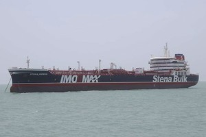 ELLITORAL_255270 |  Captura de pantalla Bandar Abbas (Iran (islamic Republic Of)), 20/07/2019.- A handout picture released by Tasnim News Agency shows British flagged oil tanker Stena Impero in Bandar Abbas Anchorage in southern Iran, 20 July 2019. Iranian Revolutionary Guard Corps (IRGC) claims to have seized the Stena Impero at the Strait of Hormuz with 23 crew on board. Stena Bulk has issued a statement that the vessel had been 'approached by unidentified small crafts and a helicopter during transit of the Strait of Hormuz'. (Reino Unido) EFE/EPA/Tasnim News Agency HANDOUT HANDOUT EDITORIAL USE ONLY/NO SALES