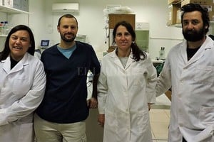 Gentileza Pablo Beldomenico (a la derecha), veterinario y doctor en Ciencias Biológicas, analizó la evolución global de Covid-19 y lo heterogéneo de su patrón de transmisión, y elaboró una hipótesis para intentar explicarlo.  Desarrollé esa hipótesis en un texto y la envié a una revista científica para su consideración , le contó el investigador a El Litoral. El artículo fue difundido recientemente en una publicación internacional. El científico pertenece al Laboratorio de Ecología de Enfermedades (LEcEn), ICiVet LITORAL (UNL-CONICET).
