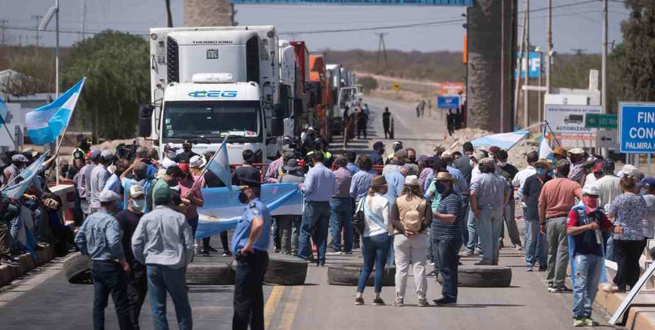 Productores "autoconvocados" mantienen los cortes de ruta en el acceso a la provincia de San Luis