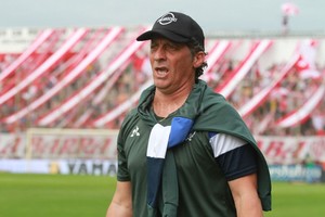 ELLITORAL_302926 |  Pablo Aguirre Pedro Troglio cuando hace un par de años pisó López y Planes como entrenador de Gimnasia y Esgrima de La Plata. Ya había sonado en Colón y ahora lo ofrecieron en Unión, que sigue sin designar DT.