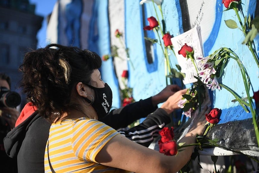 ELLITORAL_333817 |  Télam/Ramino Gómez Telam, Ciudad de Buenos Aires, 27 de octubre de 2020: La "Caravana de las Mil Flores" rodeó esta tarde la Plaza de Mayo, en la ciudad de Buenos Aires, con replicas en simultáneo en diferentes espacios públicos del interior del país en homenaje al expresidente Néstor Kirchner, al cumplirse una década de su fallecimiento.
Foto: Ramiro Gómez/mcl/Telam