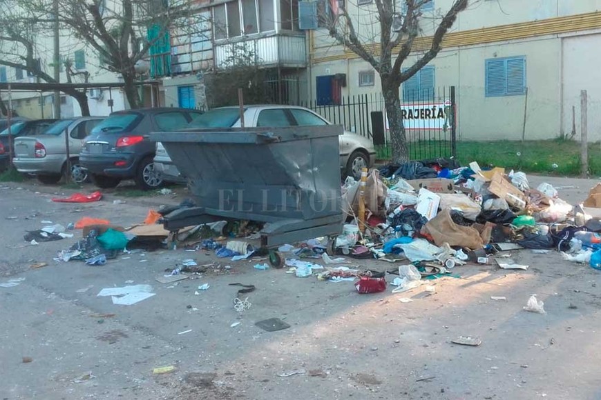 ELLITORAL_223081 |  Periodismo Ciudadano / WhatsApp Gran cantidad de basura en la calle de barrio El Pozo