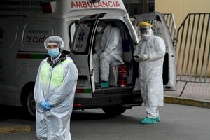 ELLITORAL_303191 |  Xinhua/Jorge Villegas Personal médico espera para trasladar a un paciente hacia el Hospital San José, en Santiago.