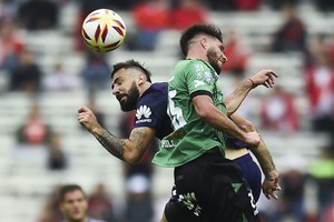 ELLITORAL_255013 |  Internet Milo disputando un balón con el  Oso  Pratto.