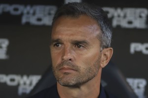 ELLITORAL_273621 |  Noticias Argentinas NOTICIAS ARGENTINAS
BAIRES, DICIEMBRE 1: El DT de 
Colon de Santa Fe, Pablo 
Lavallén, antes del comienzo 
del partido ante Velez 
Sarsfield esta noche en el 
Fortin, por la decimoquinta 
fecha de la Superliga.FOTO NA: 
DAMIAN DOPACIO