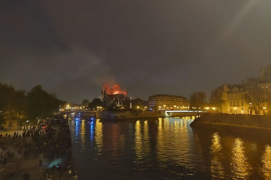 ELLITORAL_244276 |  Xinhua 15/04/2019 April 15, 2019 - Paris, France: A fire broke out in the attic of the historic Notre Dame cathedral de Paris before spreading across the roof. Within hours, the roof and the spire collapsed. The fire could be linked to restoration works as the peak of the church is currently undergoing a 6 million-euro ($6.8 million) renovation project. Parisians rushed to view the horrible sight ans some sand choir songs. (Marine Gaste / Contacto) POLITICA INTERNACIONAL Marine Gaste