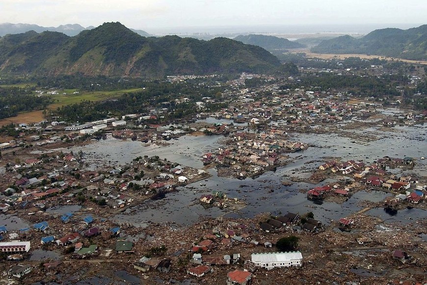 ELLITORAL_330863 |  PH2(AW/SW/PJ) Philip A. McDaniel Tsunami de 2004 en el océano Índico